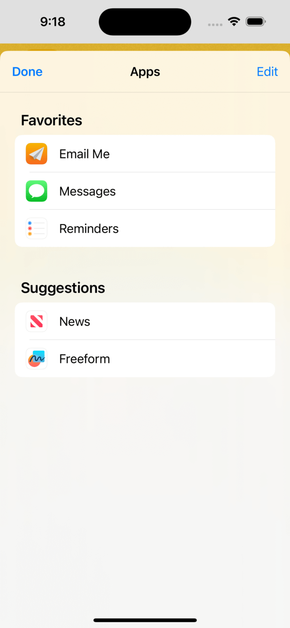 Menú Editar de hoja de compartir de iOS mostrando el botón de signo más verde para añadir Email Me App a Favoritos para acceso más rápido al compartir contenido